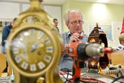 Ein Helfer aus dem Repair-Team flickt Uhren, deren Zeit noch nicht abgelaufen sein darf. (Bild: Donato Caspari)