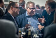 Karl Spiess empfängt zum Abschied zahlreiche Gäste. (Bild: Reto Martin)