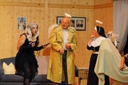Abbigail (Luzia Eicher, rechts) stellt die Zeit zurück: Gothic-Girl Dani (Vreni Schläpfer, links) und der wiederbelebte Lukas Stammer (Rolf Helg). (Bild: Michael Hug)