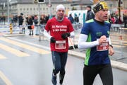 Unterwegs auf dem Halbmarathon: Jubilar Heiri Bernet (in Rot), vor ihm Läuferkollege Stefan Notter. (Bild: Roger Zbinden, 28.Oktober 2018)