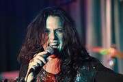 Leidenschaftlich interpretiert Sari Schorr einer ihrer bluesigen, mitreissenden Songs in Cham. (Bild: Charly Keiser (27. Oktober 2018))
