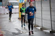 Musste bei seinem Marathon-Debüt leiden: der 20-jährige John Truninger (vorne) aus Zug. (Bild: Boris Bürgisser (Luzern, 28. Oktober 2018))
