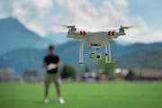 Ein Mann fliegt eine Drohne im Gebiet Allmend in Luzern. (Bild: Pius Amrein, 13. Juni 2015)