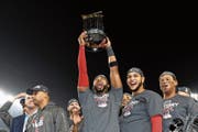 Die Boston Red Sox feiern mit der Trophäe. (Bild: Harry How/Getty Images (Los Angeles, 28. Oktober 2018))