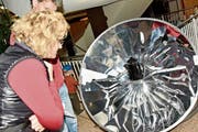 Der Solarkocher wegen grosses Interesses geweckt und verblüfft. (Bild: Heidy Beyeler)