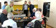 Szene aus dem Film: Schauspieler Philipp Langenegger stattet der Küche in der Stiftung Altersbetreuung Herisau einen Kontrollbesuch ab. Das Fondue ist aber bereits verschwunden. Auf dem Tisch steht Rohkost. Bild: PD