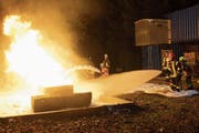 Chargierte aus mehreren Urner Feuerwehren übten bei einem Kurs in Erstfeld das Vorgehen im Ernstfall. (Bild: PD, Erstfeld, Oktober 2018)