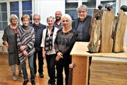 Sieben Kunstschaffende befassen sich in Kägiswil mit den Materien Stein und Ton: Von links: Marianne Döbeli, Helen Venetz, Josef Gnos, Claudia Dillier, Fabian Schumacher, Simone Krähenbühl und Andreas Schildknecht.