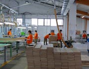 Hochwertige Parkettproduktion erfordert noch viel Handarbeit.