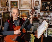 Der Musiker und Säenger Ingo Insterburg in seinem Wohnzimmer. (Archivbild: Jens Kalaene/Keystone/DPA (24.2.2010))