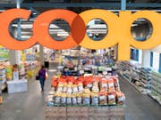 Coop erhöht Löhne im kommenden Jahr leicht. (Bild: KEYSTONE/GAETAN BALLY)