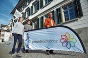 Bernadette Götsch, Ursi Senn-Bieri und Roger Häfner tragen die Fahne für die Aktionen im November. (Bild: Mario Testa)