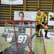 Der Urner Thomas Brand beim Torschuss. Bild: Urs Hanhart (Altdorf, 27. Oktober 2018)