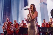 Jazz- und Soul-Sängerin Larissa Baumann mit Solist Janet Villiger (vorne links sitzend) am Euphonium. (Bild: Margrith Pfister-Kübler)