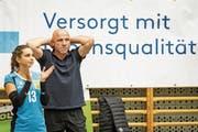 Der Steinhauser Trainer Amir Mustafic lebt während der Partien mit, links motiviert Salina Brem ihre Teamkolleginnen. (Bild: Christian H. Hildebrand (Steinhausen, 28. Oktober 108))