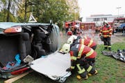 Die Feuerwehrleute schnitten das Autodach mit dem Trennschneider auf. (Bild: Benjamin Schmid)
