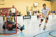 Trotz eines verwandelten Penaltys von Calle Kostov-Bredberg unterliegen die Zuger den Könizern im Cup deutlich. (Bild: Christian H. Hildebrand (Oberägeri, 28. Oktober 2018))