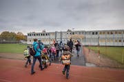 Hereinspaziert! Die ersten Schüler und Eltern strömen ins Container-Schulhaus. (Bilder: Pius Amrein (Ebikon, 29. Oktober 2018))