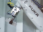 Roboterhersteller Kuka publiziert Gewinnwarnung. (Bild: KEYSTONE/GAETAN BALLY)