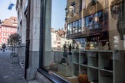 Die Krongasse in Luzern. Der Stadtrat will, dass im historischen Zentrum künftig längere Öffnungszeiten möglich sind. (Bild: Nadia Schärli, 22. Oktober 2018)