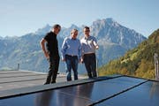Beni Gisler (links) und Bruno Gamma (rechts) von der Gamma Immobilien AG begutachten mit Remo Burgener vom EWA die neue Fotovoltaikanlage auf dem Dach des Wohnhauses in der Schilligmatte (Bild: PD)