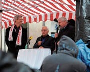 Das präsidiale Rededuell im verregneten Winterthur: Frauenfelds Stapi Anders Stokholm (mit FC-Winterthur-Schal), Moderator Hugo E. Götz und Winterthurs Stapi Michael Künzle. (Bild: gs)