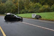 Die Autofahrerin fuhr in einen Felsblock. (Bild: Luzerner Polizei)