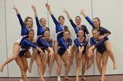 Die beiden Siegerteams. Kategorie 6 (hinten von links): Kaya Dimmler, Christelle Bregenzer, Anja Langensand, Mirjam Bregenzer und Angela Günther. Kategorie 7 (vorne von links): Sandra Garibay, Flavia Imfeld, Florence von Ziegler, Paciane Bo Studer und Nicole Strässle. Auf dem Bild unten ist Paciane Bo Studer bei der Bodenübung.Bilder: Marianne Baschung (Winterthur, 28. Oktober 2018)