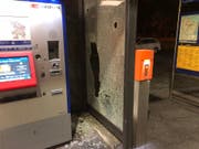 Nach den Randalen: ein Bild der Verwüstung am Bahnhof St.Gallen Winkeln. (Bild: Stapo SG)