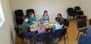 Die jungen Besucher der ersten Herdermer Tavolata hatten einen eigenen Tisch, an dem sie assen und tranken. (Bild: PD)