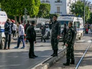 Nachdem sich eine Frau in Tunis auf der zentralen Geschäftsstrasse Avenue Habib Bourguiba in die Luft sprengte, sperrte die Polizei den Tatort weiträumig ab. (Bild: KEYSTONE/AP/RIADH DRIDI)