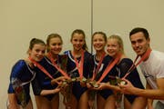 Sie feiern die Silbermedaille (von links): Livia Imboden (Nidwalden), Anna Bühlmann (Neuenkirch), Lara Krügel (Willisau), Livia Odermatt (Sarnen), Alisha Hertig (Kerns) und Betreuer Toni Bernet (Altbüron).