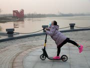Etwa 93 Prozent der Kinder atmen Luft ein, die laut WHO ein Risiko für die Gesundheit ist. (Bild: KEYSTONE/AP/NG HAN GUAN)