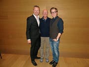 Von links: Cornel Betschart (Präsident JCI Uri), Claude Nicollier und Michael Zezzi (Moderation). (Bild: PD, Andermatt, 27. Oktober 2018)