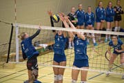 Die Luzernerinnen Juliana Furrer (Nummer 4) und Magdalena Hofstetter (5) blocken einen Smash der Aadorferin Muriel Grässli. (Bild: Nadia Schärli (Luzern, 27. Oktober 2018)