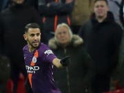 Torschütze Riyad Mahrez bedankt sich beim Mitspieler für die perfekte Vorlage. (Bild: KEYSTONE/AP/TIM IRELAND)