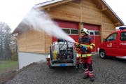 Alex Hunziker demonstriert vor dem neuen Lokal den Sprühnebel. (Bild: Franz Niederberger (Dallenwil, 27. Oktober 2018))
