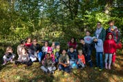 Die Klasse, die beim Halden-Schulhaus Asthaufen gebaut hat, zusammen mit Maria Pappa und den Verantwortlichen fürs Projekt Stadtwildtiere.ch. (Bild: PD/Peter Käser)