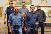 Die besten Hubertusschützen, die am Absenden anwesend waren; hinten, von links: Kurt Waser (4.) Bruno Planzer (2.) und Stefan Schuler (5.); vorne, von links: Markus Gamma (6.) und Wappenscheibengewinner Walter Walker. (Bild: Georg Epp (Wassen 27. Oktober 2018))