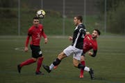 Die Kickers Yahia Abaidia (links) und und Marco Teixeira (rechts) versuchen die Abwehraktion des Luganesi Mattia Schneeberger zu verhindern. Bild: Corinne Glanzmann (Luzern, 27. Oktober 2018)
