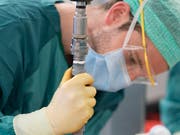 Chirurgischer Eingriff am Unispital Zürich (Aufnahme vom Januar 2017). (Bild: KEYSTONE/GAETAN BALLY)