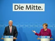 Bundeskanzlerin Angela Merkel (r.) und Hessens Ministerpräsident Volker Bouffier (CDU) vor den Medien in Berlin. (Bild: KEYSTONE/EPA/CLEMENS BILAN)