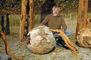 Der Künstler Roman Wirth aus Flawil zeigt eine Auswahl seiner Werke derzeit in Lichtensteig. (Bild: Christiana Sutter)