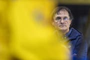 Arno Del Curto beobachtet das Geschehen im Spiel seines HC Davos gegen Servette. (Bild: KEY)