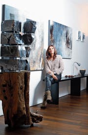 Abstrahismus beherrscht Carole Kohlers Gemälde und Skulpturen. Sie sind derzeit in der Galerie von Anne Marie Arrigoni zu sehen. (Bild: Stefan Kaiser, 27. Oktober 2018)