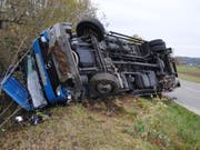 Der Chauffeur eines Lastwagens ist am Montagnachmittag bei einem Selbstunfall im Kanton Schaffhausen verletzt worden. (Bild: Kantonspolizei Schaffhausen)