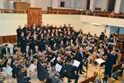 Chor und Orchester des Concertus rivensis, Leitung Enrico Lavarini, bei «Otcentas» mit Tenor Karl Jerolitsch. (Bild: Adi Lippuner)