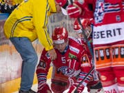 Verteidiger Timo Helbling (am Boden) steht dem Aufsteiger Rapperswil-Jona Lakers wohl erst im Februar wieder zur Verfügung (Bild: KEYSTONE/PATRICK B. KRAEMER)