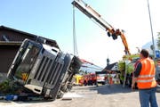 Im Gebiet Löwengrube kippt ein Milchtanklastwagen. (Bild NZ)
