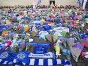 Fans des englischen Erstligisten Leicester City haben Blumen und Andenken an der Unglücksstelle in der Nähe ihres Fussballstadions hinterlassen. Der Besitzer des Vereins, der thailändische Milliardär Vichai Srivaddhanaprabha war bei dem Helikopterunfall ums Leben gekommen. (Foto:Tim Keeton/EPA) (Bild: KEYSTONE/EPA/TIM KEETON)